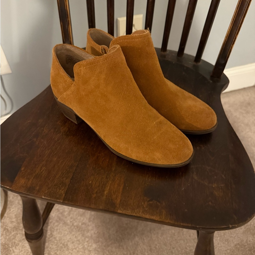 Crown & Ivy Women's Brown Suede Chukka Boots
